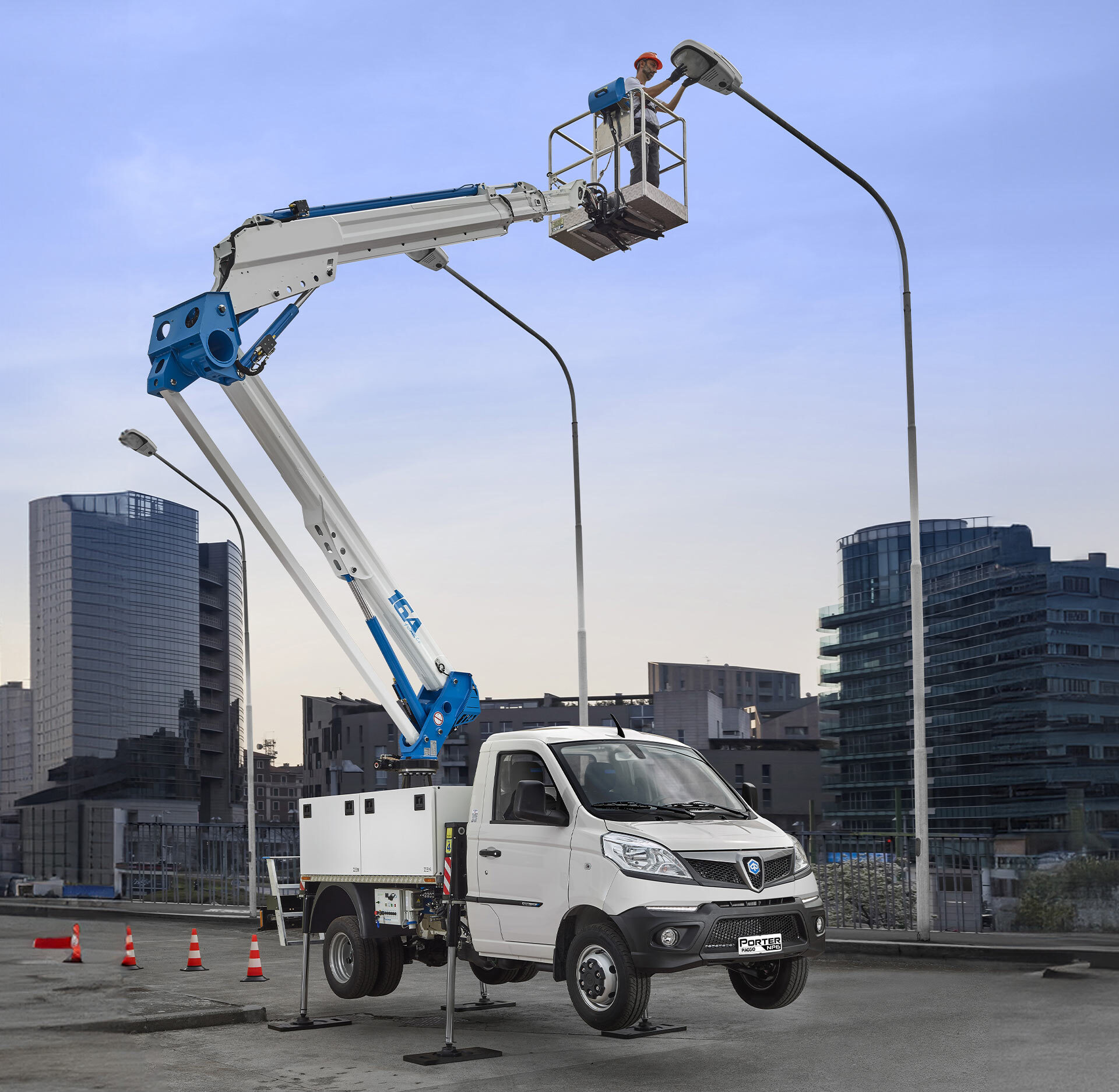 Piaggio_Commercial_1920x2560_4